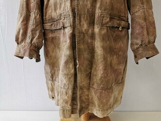 Luftwaffe Fallschirmjäger Knochensack sumpftarn. Stark getragenes Stück mit original vernähtem Adler. Alle vier "RiRi" Kunststoffreissverschlüsse gängig, die Druckknöpfe teilweise defekt. Interessantes Stück aus den letzten Kriegstagen.