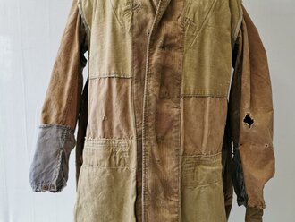 Luftwaffe Fallschirmjäger Knochensack sumpftarn. Stark getragenes Stück mit original vernähtem Adler. Alle vier "RiRi" Kunststoffreissverschlüsse gängig, die Druckknöpfe teilweise defekt. Interessantes Stück aus den letzten Kriegstagen.