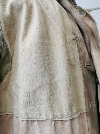 Luftwaffe Fallschirmjäger Knochensack sumpftarn. Stark getragenes Stück mit original vernähtem Adler. Alle vier "RiRi" Kunststoffreissverschlüsse gängig, die Druckknöpfe teilweise defekt. Interessantes Stück aus den letzten Kriegstagen.