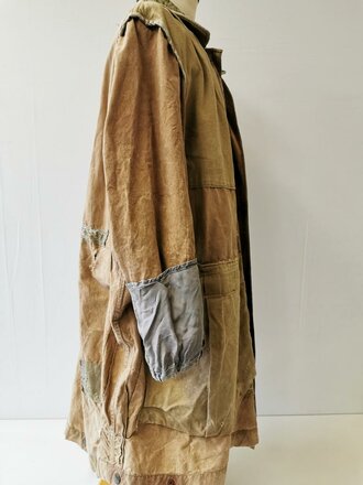 Luftwaffe Fallschirmjäger Knochensack sumpftarn. Stark getragenes Stück mit original vernähtem Adler. Alle vier "RiRi" Kunststoffreissverschlüsse gängig, die Druckknöpfe teilweise defekt. Interessantes Stück aus den letzten Kriegstagen.