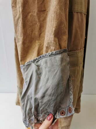 Luftwaffe Fallschirmjäger Knochensack sumpftarn. Stark getragenes Stück mit original vernähtem Adler. Alle vier "RiRi" Kunststoffreissverschlüsse gängig, die Druckknöpfe teilweise defekt. Interessantes Stück aus den letzten Kriegstagen.