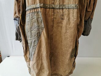 Luftwaffe Fallschirmjäger Knochensack sumpftarn. Stark getragenes Stück mit original vernähtem Adler. Alle vier "RiRi" Kunststoffreissverschlüsse gängig, die Druckknöpfe teilweise defekt. Interessantes Stück aus den letzten Kriegstagen.