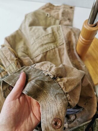 Luftwaffe Fallschirmjäger Knochensack sumpftarn. Stark getragenes Stück mit original vernähtem Adler. Alle vier "RiRi" Kunststoffreissverschlüsse gängig, die Druckknöpfe teilweise defekt. Interessantes Stück aus den letzten Kriegstagen.