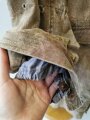 Luftwaffe Fallschirmjäger Knochensack sumpftarn. Stark getragenes Stück mit original vernähtem Adler. Alle vier "RiRi" Kunststoffreissverschlüsse gängig, die Druckknöpfe teilweise defekt. Interessantes Stück aus den letzten Kriegstagen.