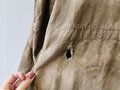 Luftwaffe Fallschirmjäger Knochensack sumpftarn. Stark getragenes Stück mit original vernähtem Adler. Alle vier "RiRi" Kunststoffreissverschlüsse gängig, die Druckknöpfe teilweise defekt. Interessantes Stück aus den letzten Kriegstagen.