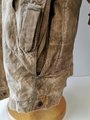 Luftwaffe Fallschirmjäger Knochensack sumpftarn. Stark getragenes Stück mit original vernähtem Adler. Alle vier "RiRi" Kunststoffreissverschlüsse gängig, die Druckknöpfe teilweise defekt. Interessantes Stück aus den letzten Kriegstagen.