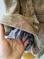 Luftwaffe Fallschirmjäger Knochensack sumpftarn. Stark getragenes Stück mit original vernähtem Adler. Alle vier "RiRi" Kunststoffreissverschlüsse gängig, die Druckknöpfe teilweise defekt. Interessantes Stück aus den letzten Kriegstagen.