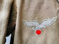 Luftwaffe Fallschirmjäger Knochensack sumpftarn. Stark getragenes Stück mit original vernähtem Adler. Alle vier "RiRi" Kunststoffreissverschlüsse gängig, die Druckknöpfe teilweise defekt. Interessantes Stück aus den letzten Kriegstagen.