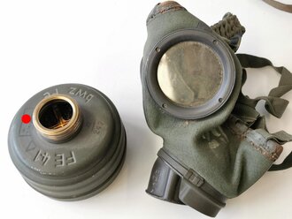 Gasmaske Wehrmacht, die Dose von 1936, frühe Maske mit während des Krieges ergänztem Filter von 1941