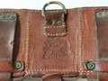 1. Weltkrieg Patronentasche, ungeschwärztes Leder datiert 1915, von der finnischen Armee vereinnahmt und mit entsprechendem "SA" Stempel versehen