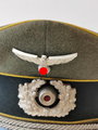 Schirmmütze für einen Offizier der Nachrichtentruppe, Hersteller Erel, Kopfgrösse 56. Getragenes Stück
