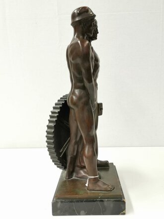 Bronzierte Figur auf Marmorsockel aus der Zeit des III.Reiches. Höhe 47cm, sehr guter Zustand, wiegt