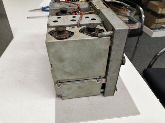 UKW Empfänger Emil ( Ukw.E.e ) Baujahr 1944,  Frontplatte neuzeitlich, Gehäuse löchrig , Funktion nicht geprüft