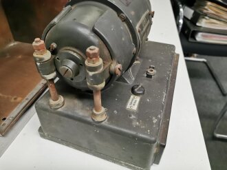 Sender Umformer U5b datiert 1943, Originallack, Funktion nicht geprüft. Im ebenfalls original lackiertem Gehäuse, darin enthalten ein neuwertiger Satz " Vorrats und Reinigungsteile"