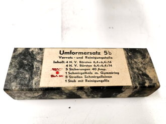 Sender Umformer U5b datiert 1943, Originallack, Funktion nicht geprüft. Im ebenfalls original lackiertem Gehäuse, darin enthalten ein neuwertiger Satz " Vorrats und Reinigungsteile"