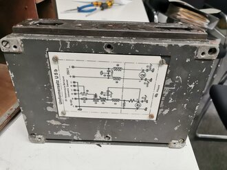 Sender Umformer U5b datiert 1943, Originallack, Funktion nicht geprüft. Im ebenfalls original lackiertem Gehäuse, darin enthalten ein neuwertiger Satz " Vorrats und Reinigungsteile"