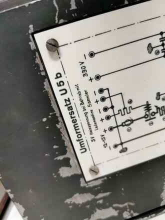Sender Umformer U5b datiert 1943, Originallack, Funktion nicht geprüft. Im ebenfalls original lackiertem Gehäuse, darin enthalten ein neuwertiger Satz " Vorrats und Reinigungsteile"