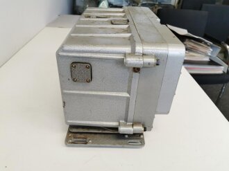 NVA, Funkgerät R-123M für Panzer. Funktion nicht geprüft, lässt sich mit Bordmitteln nicht öffnen