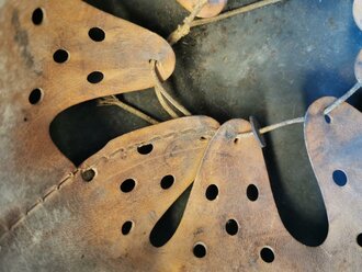 Luftwaffe, Stahlhelm Modell 1940. Getragenes, zusammengehöriges Stück mit originaler Tarnbemalung.