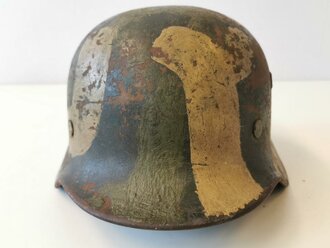 Luftwaffe, Stahlhelm Modell 1940. Getragenes, zusammengehöriges Stück mit originaler Tarnbemalung.