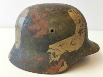 Luftwaffe, Stahlhelm Modell 1940. Getragenes, zusammengehöriges Stück mit originaler Tarnbemalung.