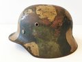 Luftwaffe, Stahlhelm Modell 1940. Getragenes, zusammengehöriges Stück mit originaler Tarnbemalung.