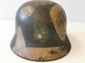 Luftwaffe, Stahlhelm Modell 1940. Getragenes, zusammengehöriges Stück mit originaler Tarnbemalung.