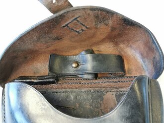 Koffertasche für die Pistole 08 datiert 1926. Leder weich, im Deckel mit der Halterung für den Putzstock