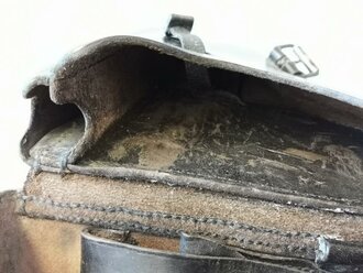 Koffertasche für die Pistole 08 datiert 1926. Leder weich, im Deckel mit der Halterung für den Putzstock