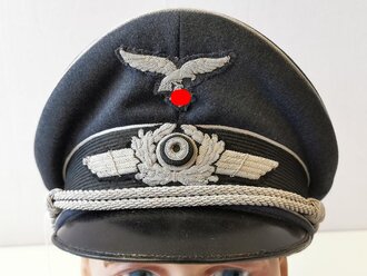 Luftwaffe, Schirmmütze für Offiziere Erel Sonderklasse mit belüfteter Kokarde. Getragenes Stück in gutem Zustand, der Adler neuzeitlich vernäht. Kopfgrösse 57