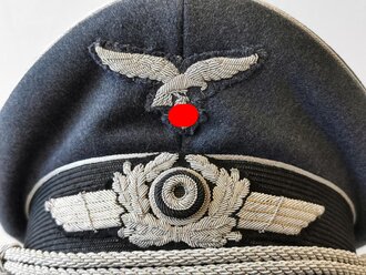 Luftwaffe, Schirmmütze für Offiziere Erel Sonderklasse mit belüfteter Kokarde. Getragenes Stück in gutem Zustand, der Adler neuzeitlich vernäht. Kopfgrösse 57