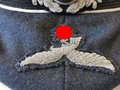 Luftwaffe, Schirmmütze für Offiziere Erel Sonderklasse mit belüfteter Kokarde. Getragenes Stück in gutem Zustand, der Adler neuzeitlich vernäht. Kopfgrösse 57