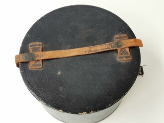 Preußen, Pelzmütze für einen Unteroffizier der Husaren. Getragenes Stück in gutem Zustand datiert 1915. Attaktives Stück im zugehörigen Koffer
