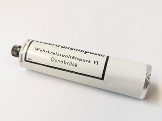 Lebertranzinkpaste, ungefüllte Aluminiumtube aus Wehrmachtsbeständen. Ausführung in beige. Nach dem Kreig zum Lagern von Farbpigmenten genutzt, daher reste von Farbpulver möglich. Alle verbeult, Preis pro 1 Stück