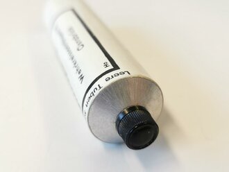 Lebertranzinkpaste, ungefüllte Aluminiumtube aus Wehrmachtsbeständen. Ausführung in beige. Nach dem Kreig zum Lagern von Farbpigmenten genutzt, daher reste von Farbpulver möglich. Alle verbeult, Preis pro 1 Stück