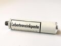 Lebertranzinkpaste, ungefüllte Aluminiumtube aus Wehrmachtsbeständen. Ausführung in beige. Nach dem Kreig zum Lagern von Farbpigmenten genutzt, daher reste von Farbpulver möglich. Alle verbeult, Preis pro 1 Stück