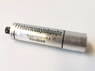 Lebertranzinkpaste, ungefüllte Aluminiumtube aus Wehrmachtsbeständen. Ausführung in silber. Nach dem Kreig zum Lagern von Farbpigmenten genutzt, daher reste von Farbpulver möglich. Alle verbeult, Preis pro 1 Stück