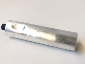 Lebertranzinkpaste, ungefüllte Aluminiumtube aus Wehrmachtsbeständen. Ausführung in silber. Nach dem Kreig zum Lagern von Farbpigmenten genutzt, daher reste von Farbpulver möglich. Alle verbeult, Preis pro 1 Stück