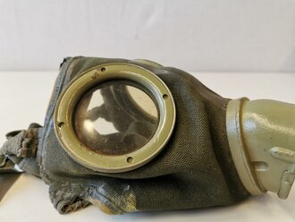 Gasmaske Wehrmacht in gutem Zustand, die Metallteile neuzeitlich lackiert