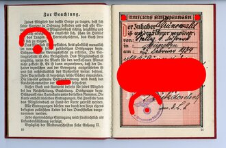2 Stück Mitgliedsbuch der NSDAP Ausgaben 1932 und 1935 für einen Propagandaleiter mit der Mitgliedsnummer 771617. Beide komplett und gut