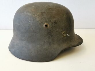 Stahlhelm Luftwaffe Modell 1935. Im Kriege wiederaufarbeitetes Stück, so ab 1940 nochmals ausgegebenes, getragenes Stück. ET64