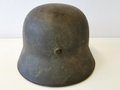 Stahlhelm Luftwaffe Modell 1935. Im Kriege wiederaufarbeitetes Stück, so ab 1940 nochmals ausgegebenes, getragenes Stück. ET64