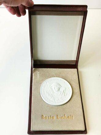 Meissen Porzellan Medaille NVA Beste Einheit, die...