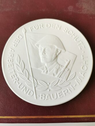 Meissen Porzellan Medaille NVA Beste Einheit, die...
