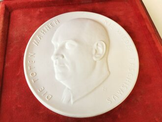 Meissen Medaille Ernst Thälmann 1886-1944 " Kuratorium für den Aufbau Nationaler Gedenkstätten in Buchenwald, Sachsenhausen und Ravensbrück. Die Medaille in sehr gutem Zustand, das Etui leicht angegangen