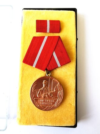 DDR, Orden für treue Dienste in den Kampfgruppen in bronze mit Bandspange im Etui