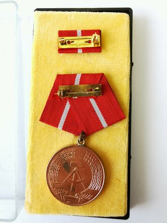 DDR, Orden für treue Dienste in den Kampfgruppen in bronze mit Bandspange im Etui