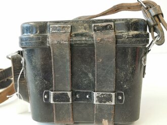 Preßstoffbehälter zum Dienstglas 6 x 30 der Wehrmacht. Getragenes Stück mit dem originalen Trageriemen