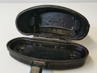 Brauner Preßstoffbehälter zum Dienstglas 6 x 30 der Wehrmacht. Getragenes Stück, die Koppelschlaufen fehlen