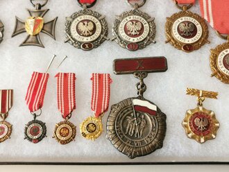 Polen nach 1945,  Sammlung von 23 Orden- und Ehrenzeichen sowie 13 Miniaturen